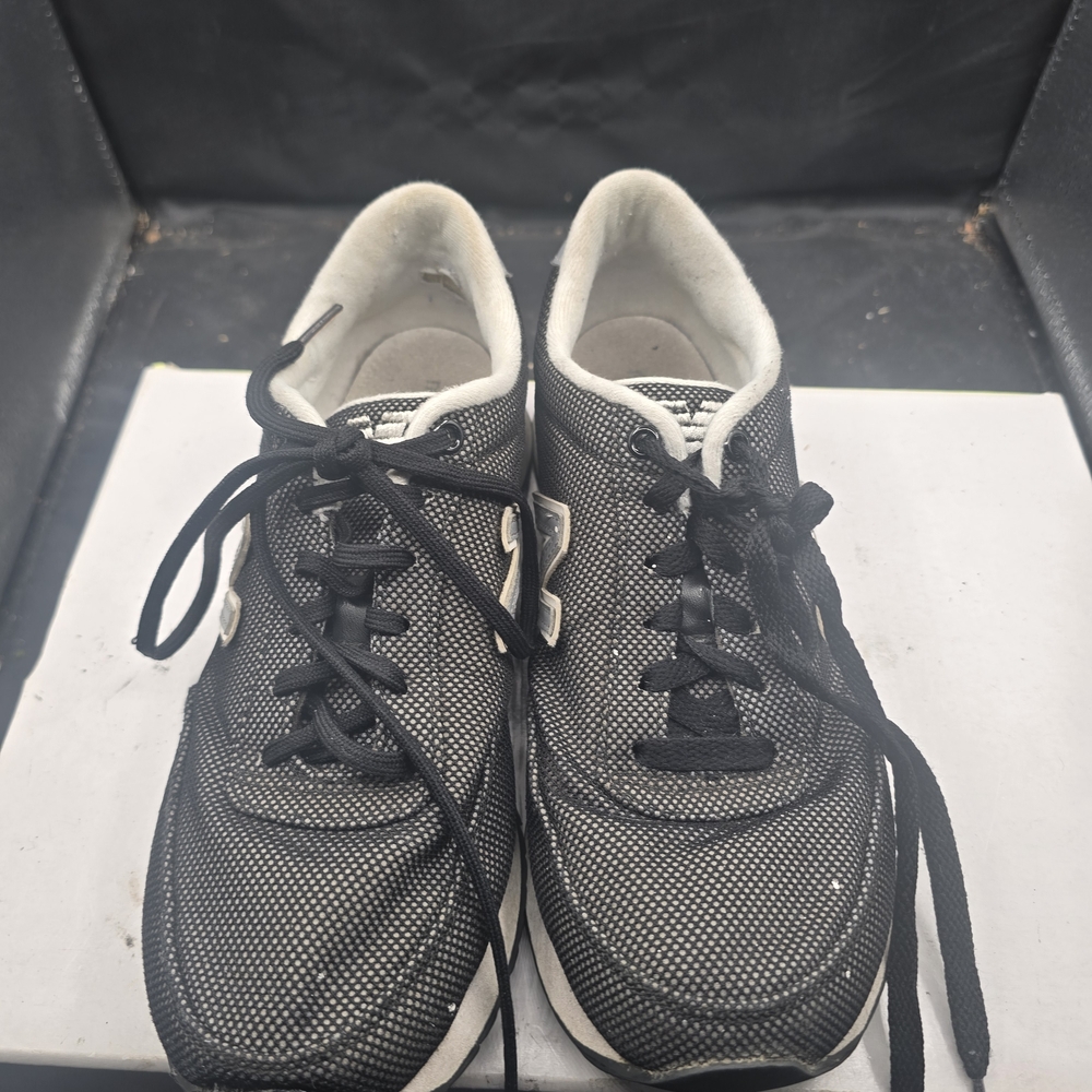 New Balance Black and White Sneakers‎